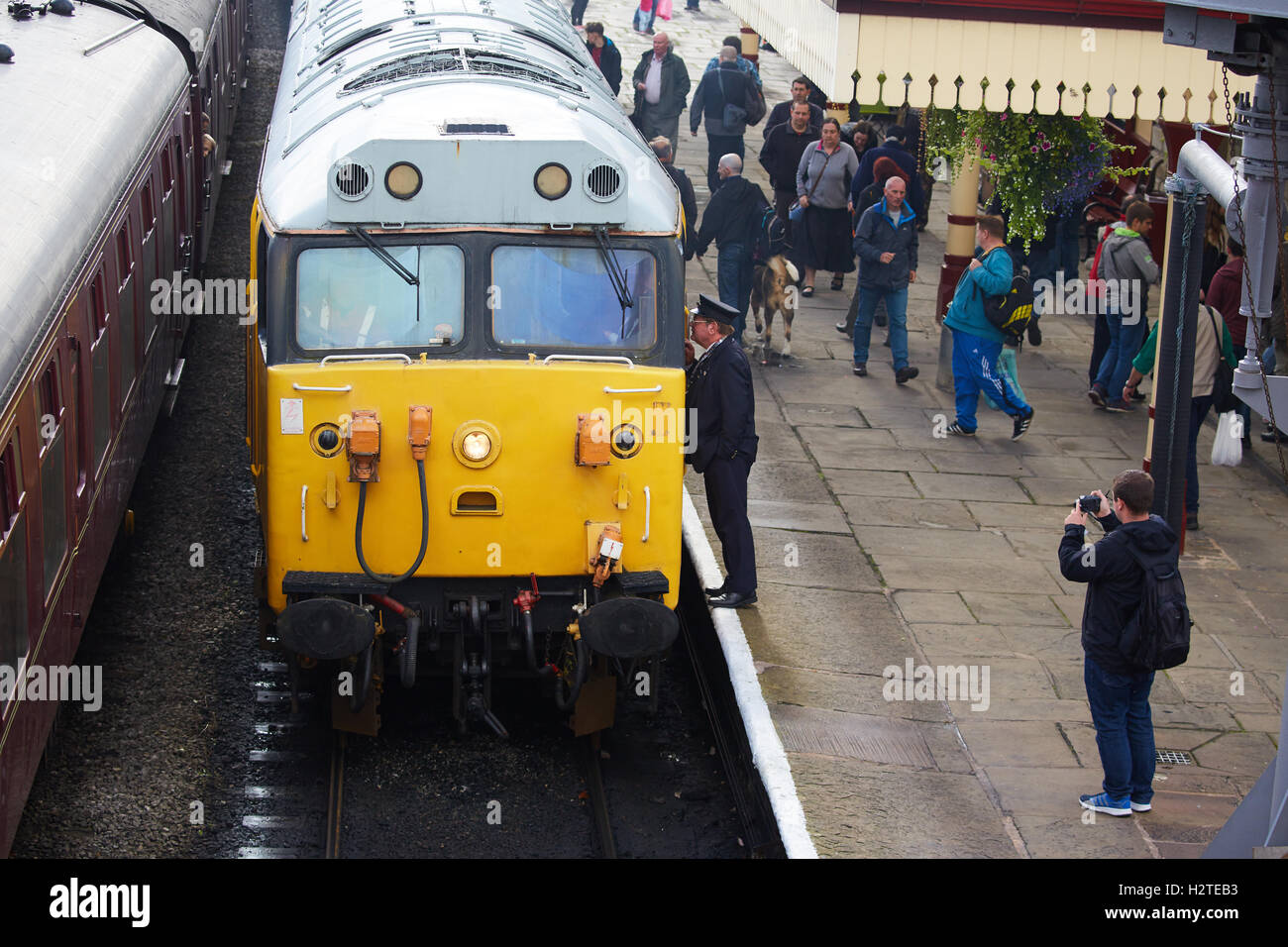 ELR East Lancashire Eisenbahnen Ramsbottom Station Uk eine Klasse 50 Diesel Trainspotter-Enthusiasten auf der erhaltenen Museumsbahn von laufen nimmt freiwillig Stockfoto