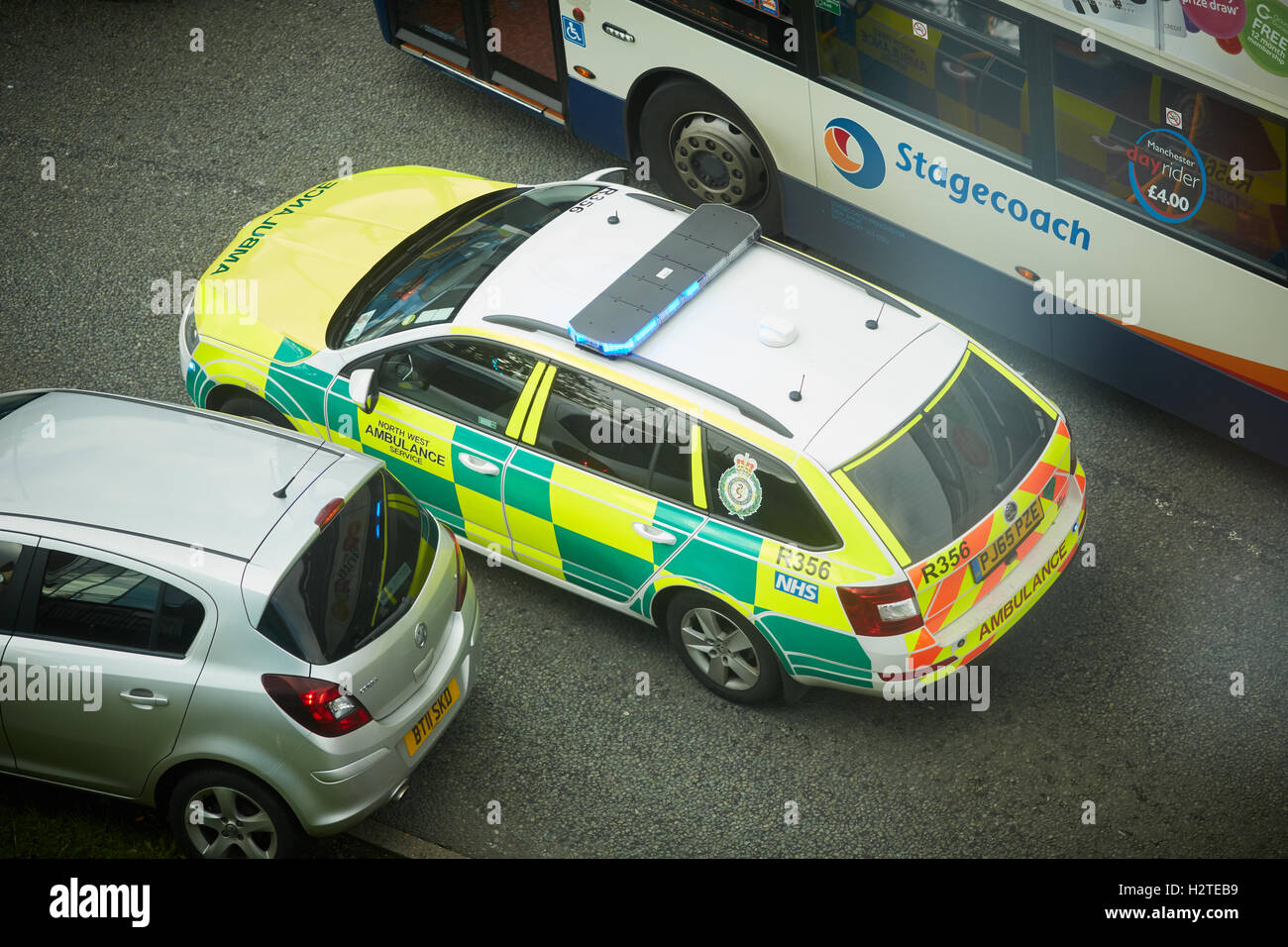 Krankenwagen Auto Immobilien Fahrzeug Anruf Rush Krankenwagen Fahrer Sanitäter van NHS Krankenpflege Krankenhaus Notfallbehandlung national Stockfoto