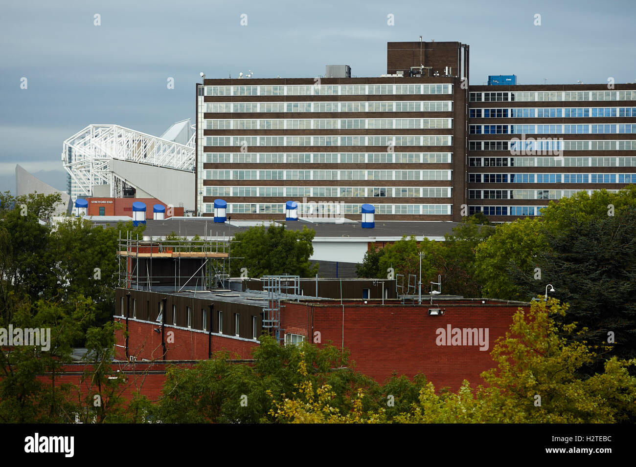 Büro das Stadion Old Trafford Skyline zeigt Mischung aus Büros und der Fußball-Club steht Exemplar Stockfoto