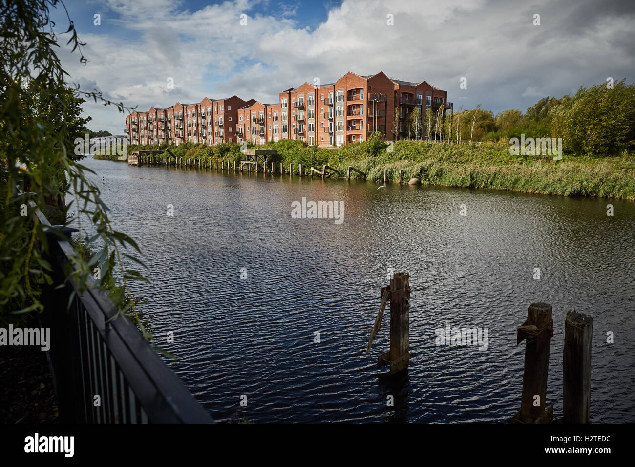 Walton sperrt Warrington Schifffahrtskanal Apartments im Lager Stil an den Ufern des Flusses Manchester Ship Canal Wasserstraße ind Stockfoto