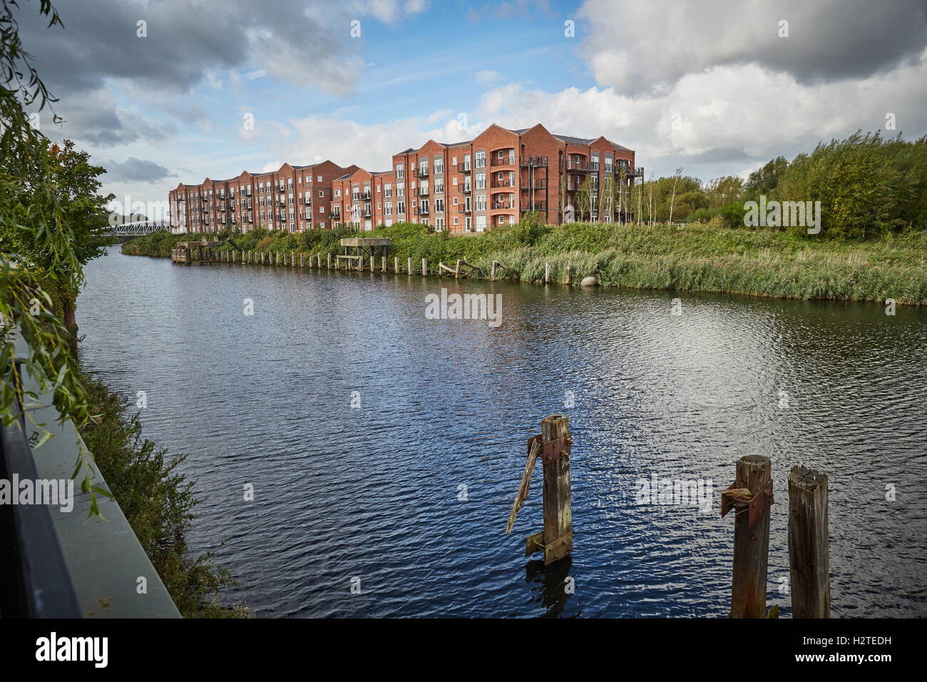 Walton sperrt Warrington Schifffahrtskanal Apartments im Lager Stil an den Ufern des Flusses Manchester Ship Canal Wasserstraße ind Stockfoto