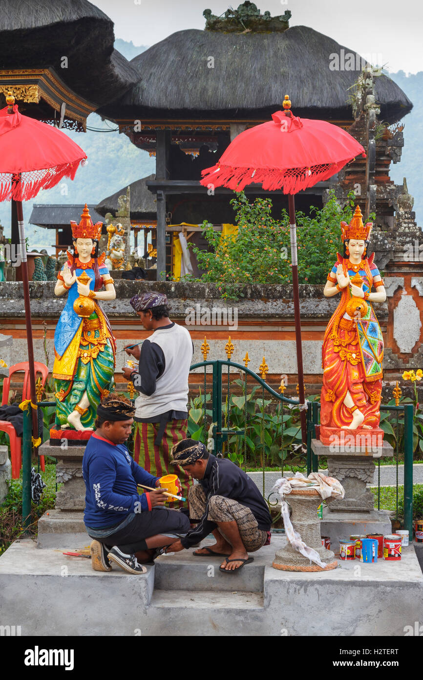 Arbeitnehmer in Pura Ulun Danu Bratan. Lake Bratan.  Bali. Indonesien, Asien. Stockfoto