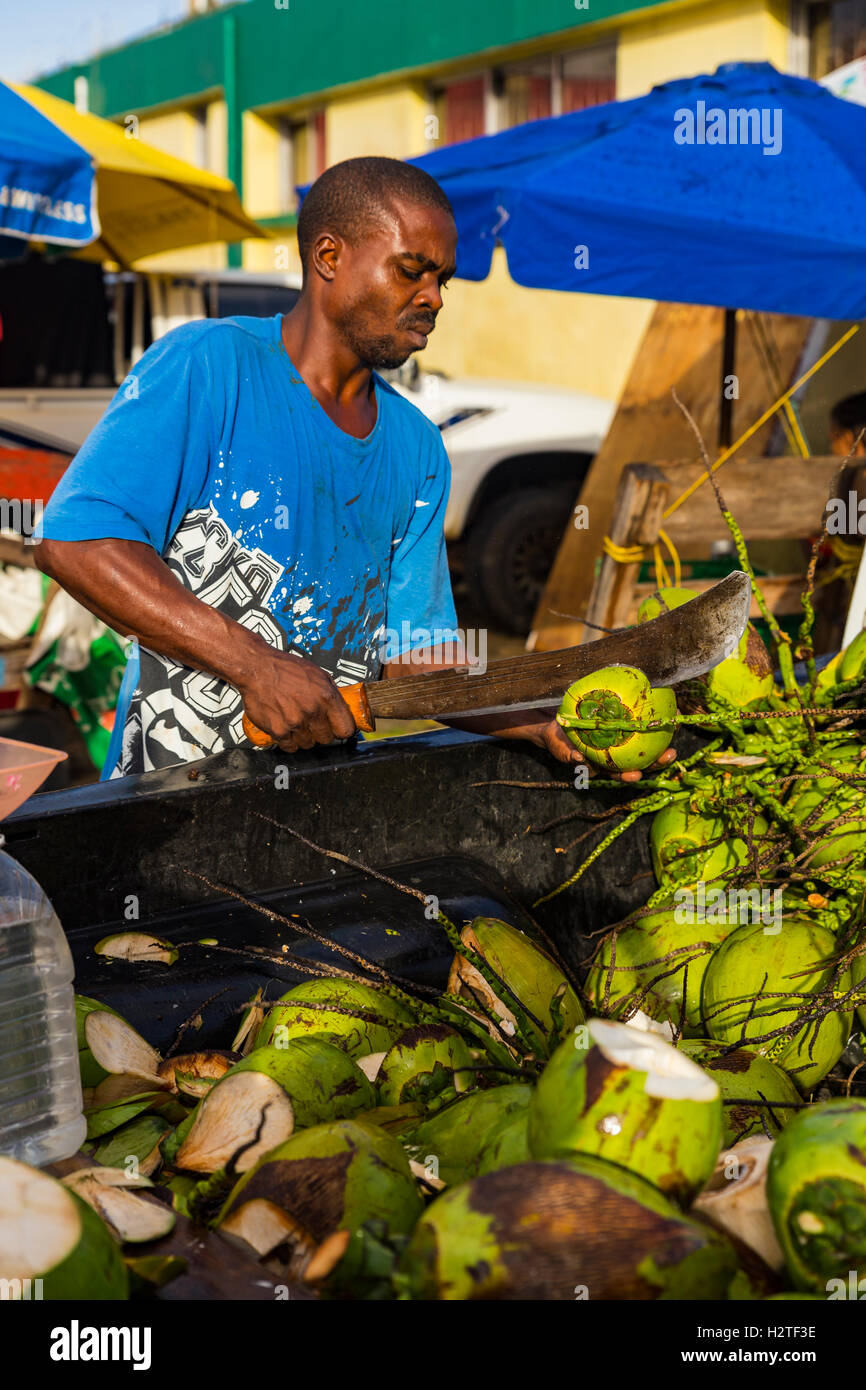 Mann, Kokosnüsse zu öffnen, mit einer Machete Castries Central Market, Castries, St. Lucia Stockfoto