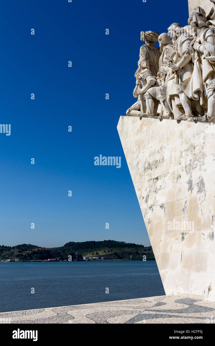 Denkmal der Entdeckungen ist ein Denkmal an der Mündung des Flusses Tejo in Lissabon Stockfoto