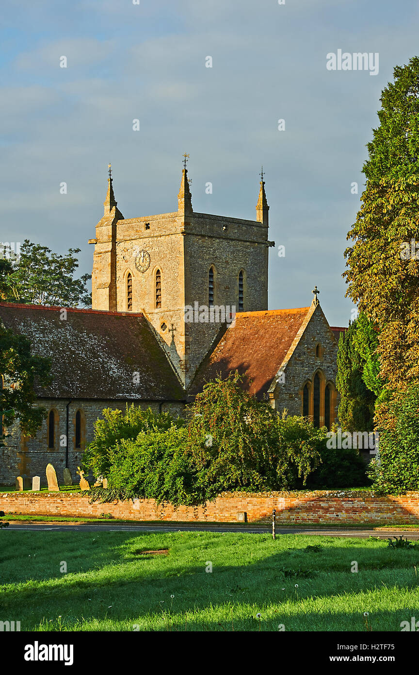 Die Kirche St. Mary und Heilig-Kreuz in das Dorf Alderminster ist Bestandteil der Stourdene-Benefizium im Süden Warwickshire Stockfoto