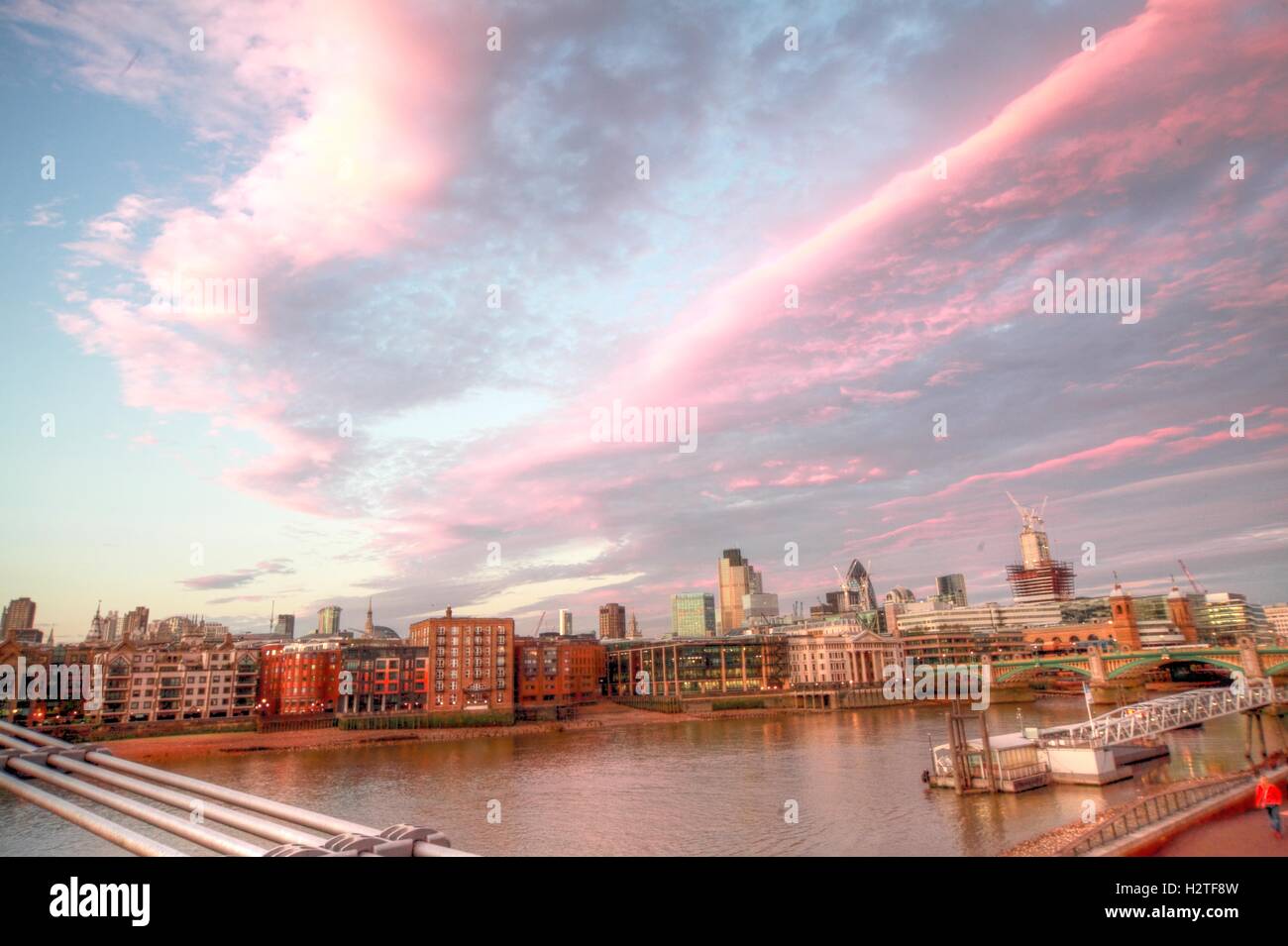 Fluss Themse Panorama, London, England mit herrlichem Himmel Stockfoto