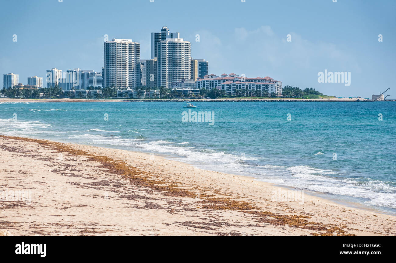 Palm Beach Inlet und Singer Island von den bekannten gesehen surf spot "Reef Road" am nördlichen Ende der Insel Palm Beach. Stockfoto