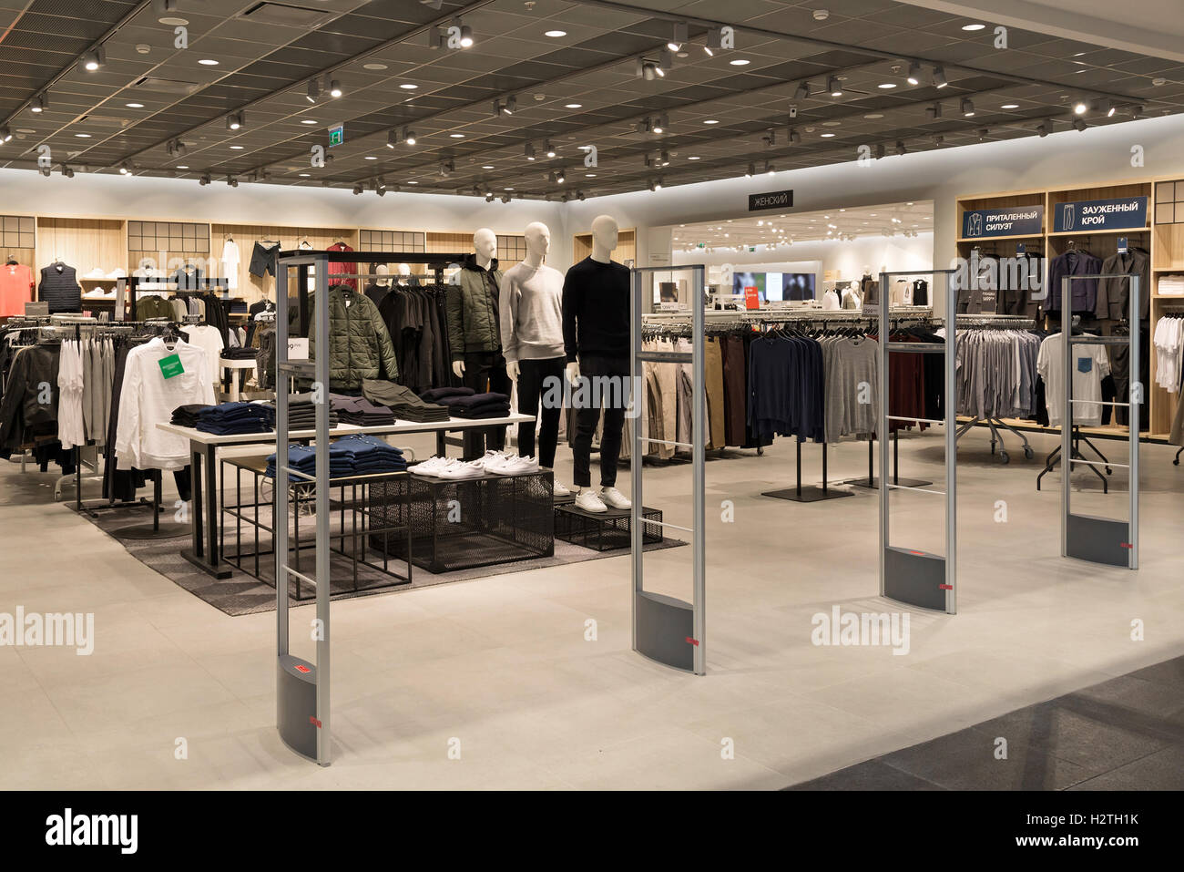 Herren Kleidung hängen Kleiderbügel im store Stockfoto