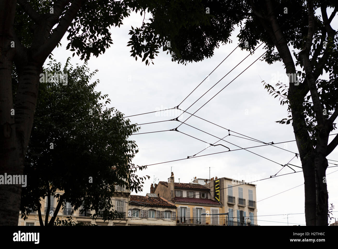 Obenliegende Straßenbahn Drähte in Marseille, Frankreich. Stockfoto