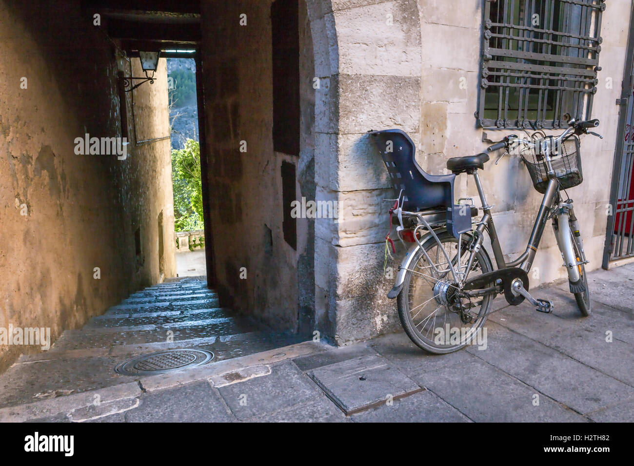 Fahrrad geparkt neben Ausgang einer Straße, die typisch für diese Stadt, Cuenca, Spanien Stockfoto