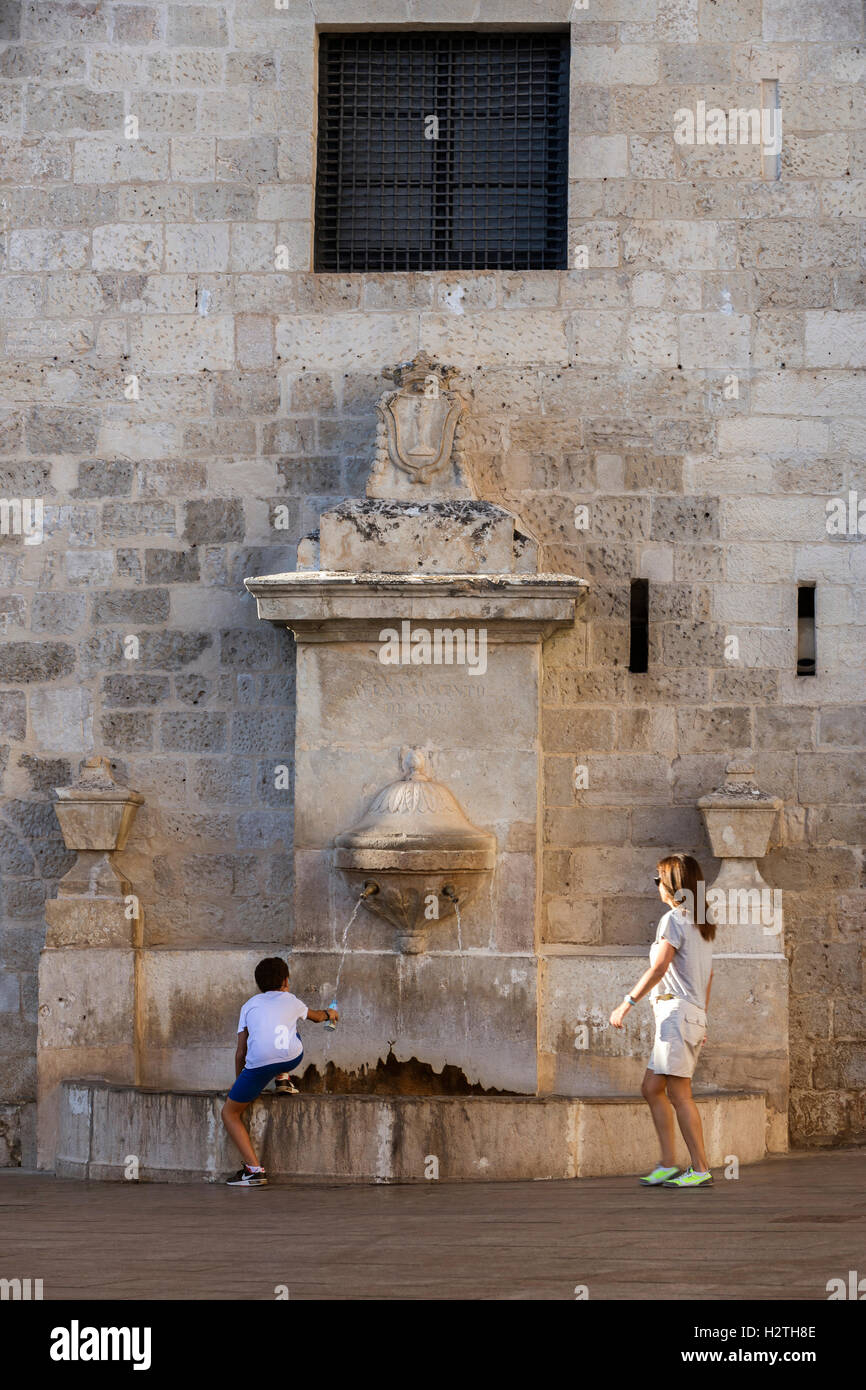 Typische Quelle platziert auf dem Platz der Kathedrale von San Julian junge füllen Wasserflasche in Cuenca, Spanien Stockfoto