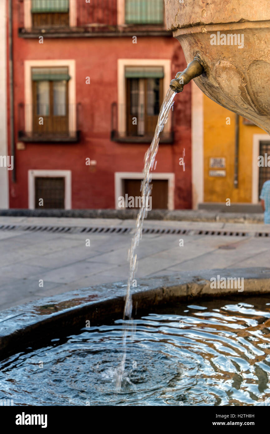 Typische Quelle platziert auf dem Platz der Kathedrale von San Julian in Cuenca, Spanien Stockfoto