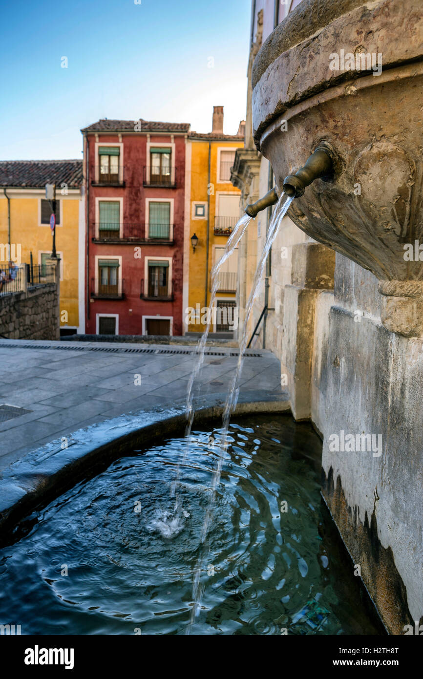 Typische Quelle platziert auf dem Platz der Kathedrale von San Julian in Cuenca, Spanien Stockfoto