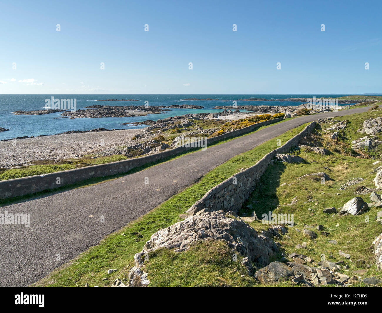Küstenstraße auf der Hebridean Insel Colonsay mit Atlantischen Ozean hinaus, Schottland, Großbritannien. Stockfoto
