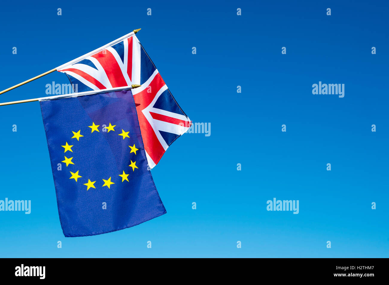Europäischen Union und der britische Union Jack Flagge vor strahlend blauem Himmel in der Vorbereitung für den Austritt EU-referendum Stockfoto