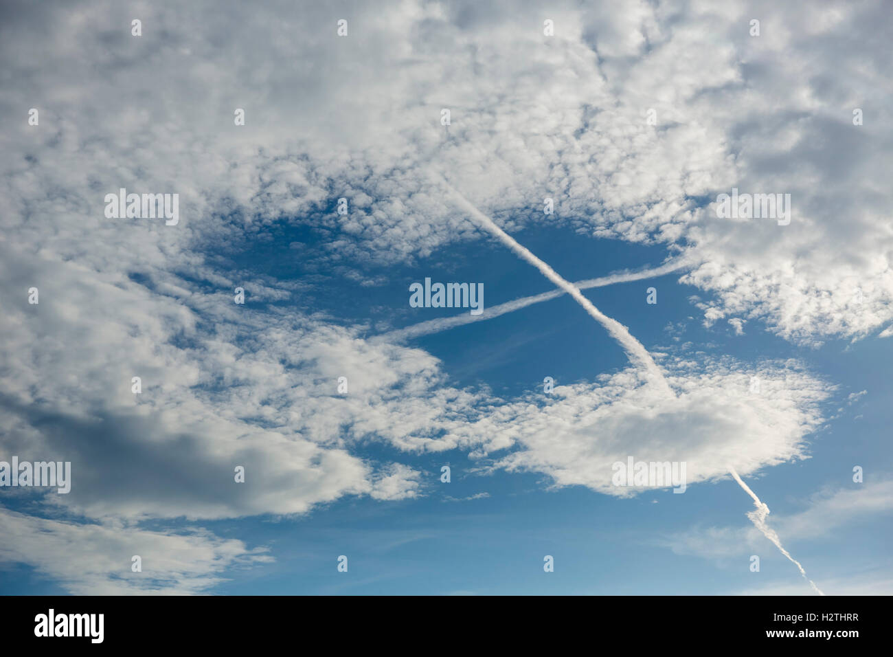 Luftbild, Wolken, Altuscumulus, blauer Himmel mit Kreuzung Kondensation Wanderwege, Bochum, Ruhrgebiet, Nordrhein-Westfalen, Stockfoto