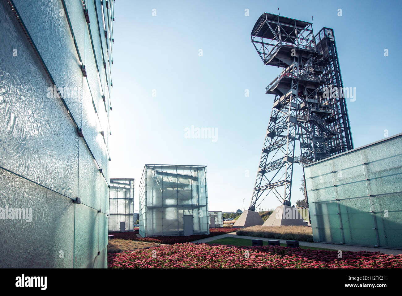 KATOWICE, Polen - 25. August 2016: Das moderne Gebäude des schlesischen Museums begleitet von einer Welle der ehemaligen Kohlengrube "Kato Stockfoto