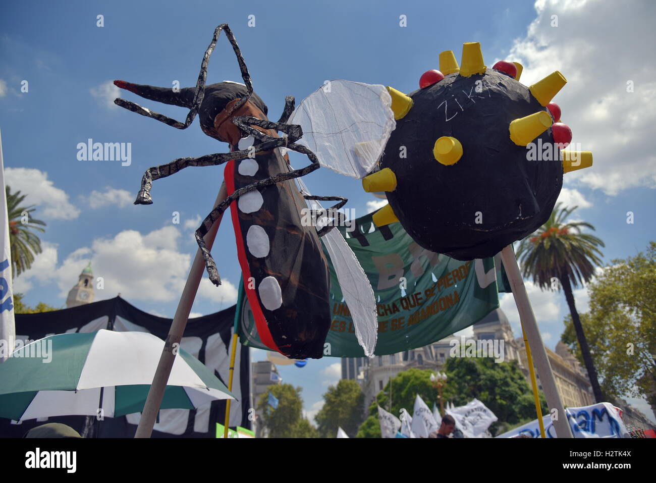 Buenos Aires, Argentinien. 24. Februar 2016. Zika Virus und Aedes Aegypti Mücke Puppen während der landesweiten Streik gegen Entlassungen. Stockfoto