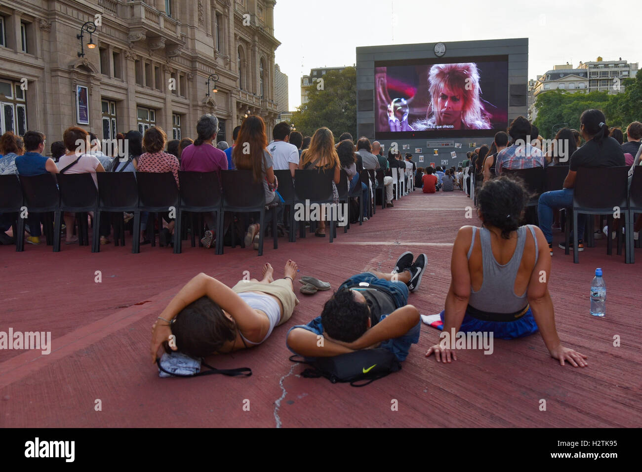 Buenos Aires, Argentinien. 13. Januar 2016. Menschen versammeln sich vor einem riesigen Bildschirm während einer Projektion von David Bowies Videos. Stockfoto