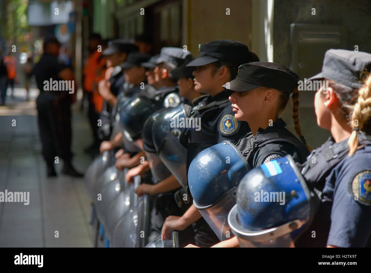 Buenos Aires, Argentinien. 22. Februar 2016: Polizei säumen die Straßen von Buenos Aires während einer Protestaktion. Stockfoto