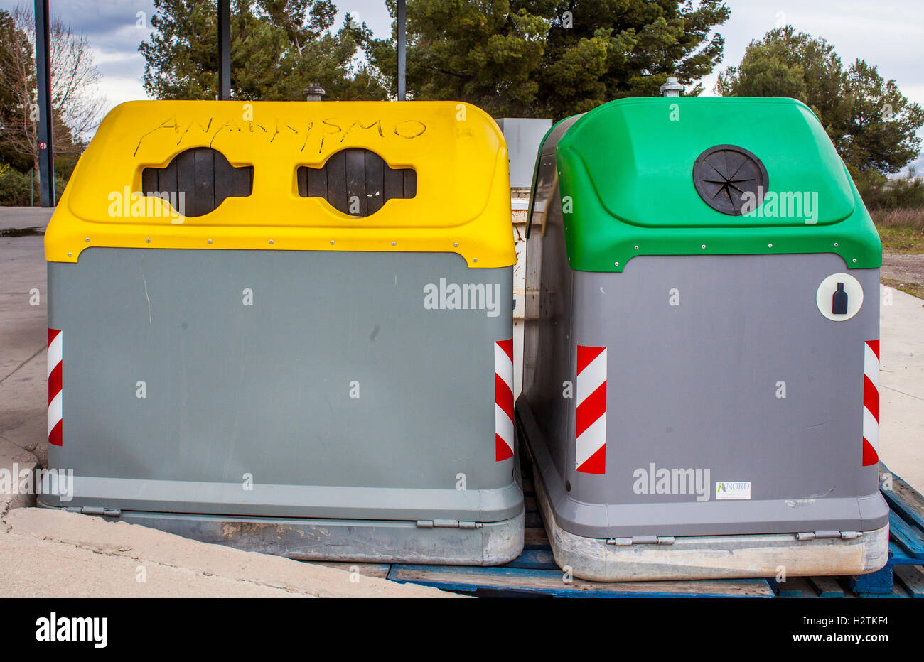 Behälter aus Kunststoff und Glas für Mülltrennung, recycling-center Stockfoto