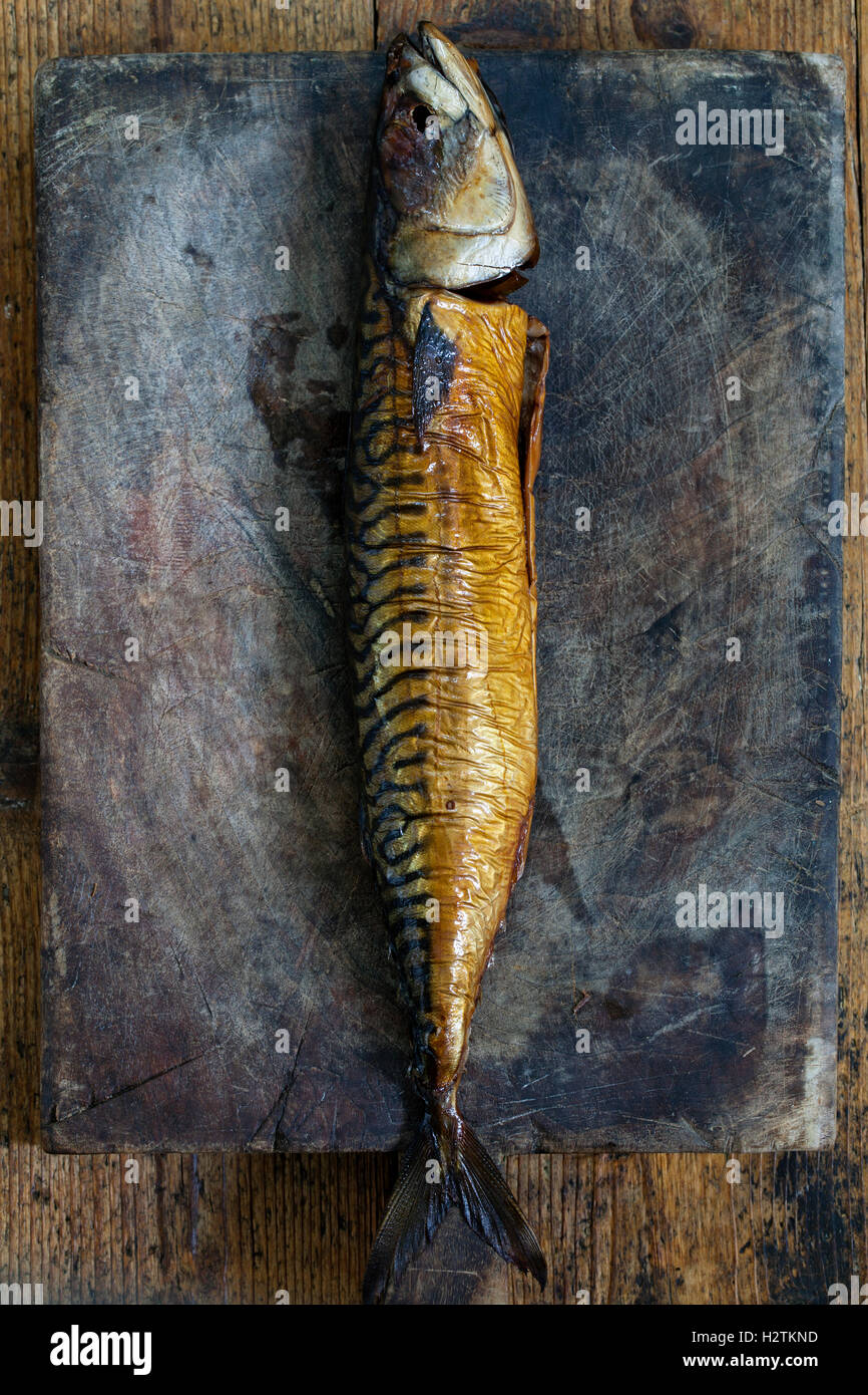 Geräucherte Makrele auf dem Holzbrett Stockfoto