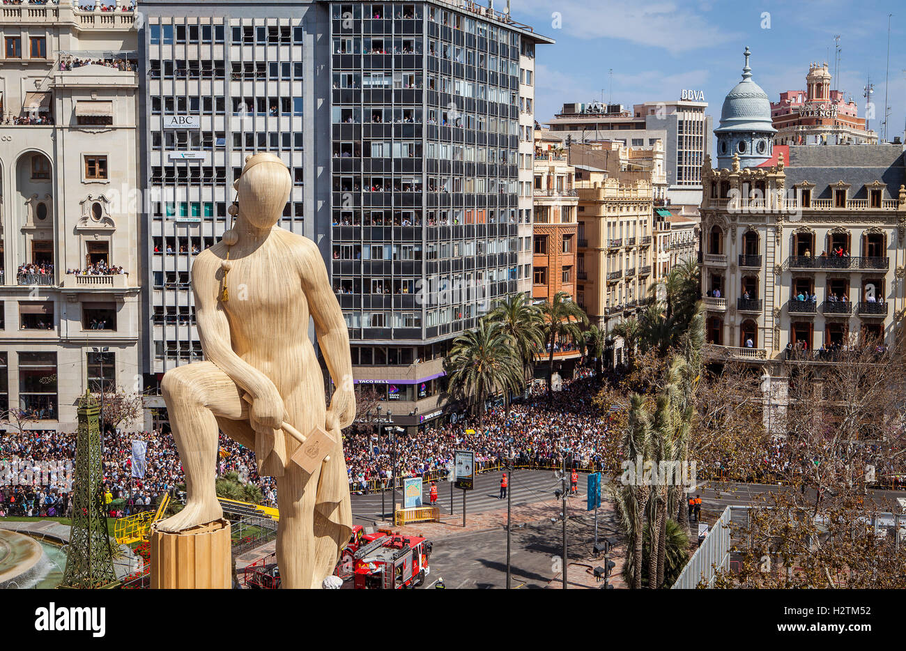 5 Minuten vor "Mascleta´ im Plaza del Ayuntamiento, Fallas Festival, Valencia, Spanien Stockfoto