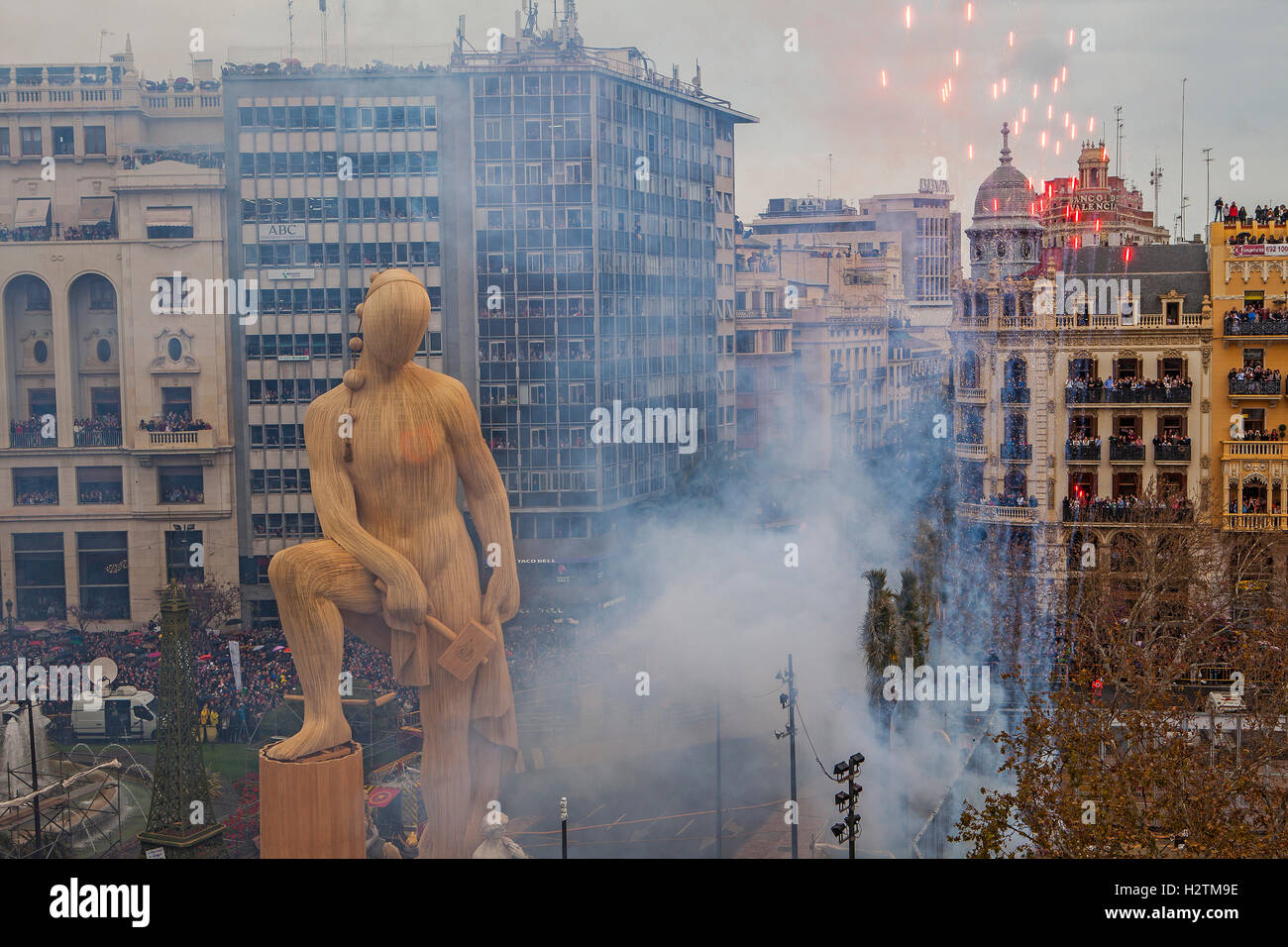 "Mascleta´ Böller und Falla im Plaza del Ayuntamiento, Fallas Festival, Valencia, Spanien Stockfoto