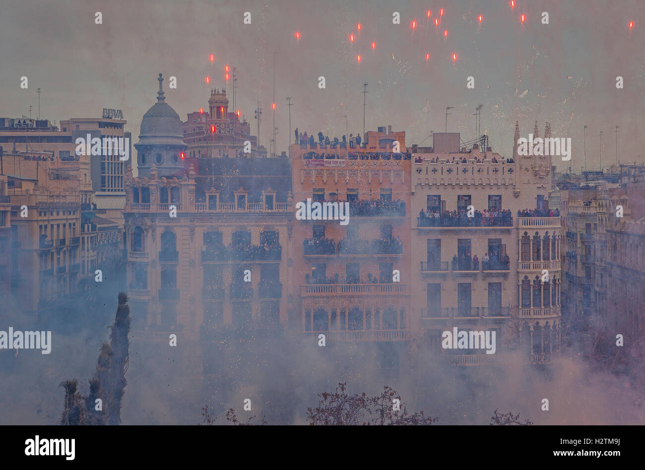 "Mascleta´ Feuerwerkskörper im Plaza del Ayuntamiento, Fallas Festival, Valencia, Spanien Stockfoto