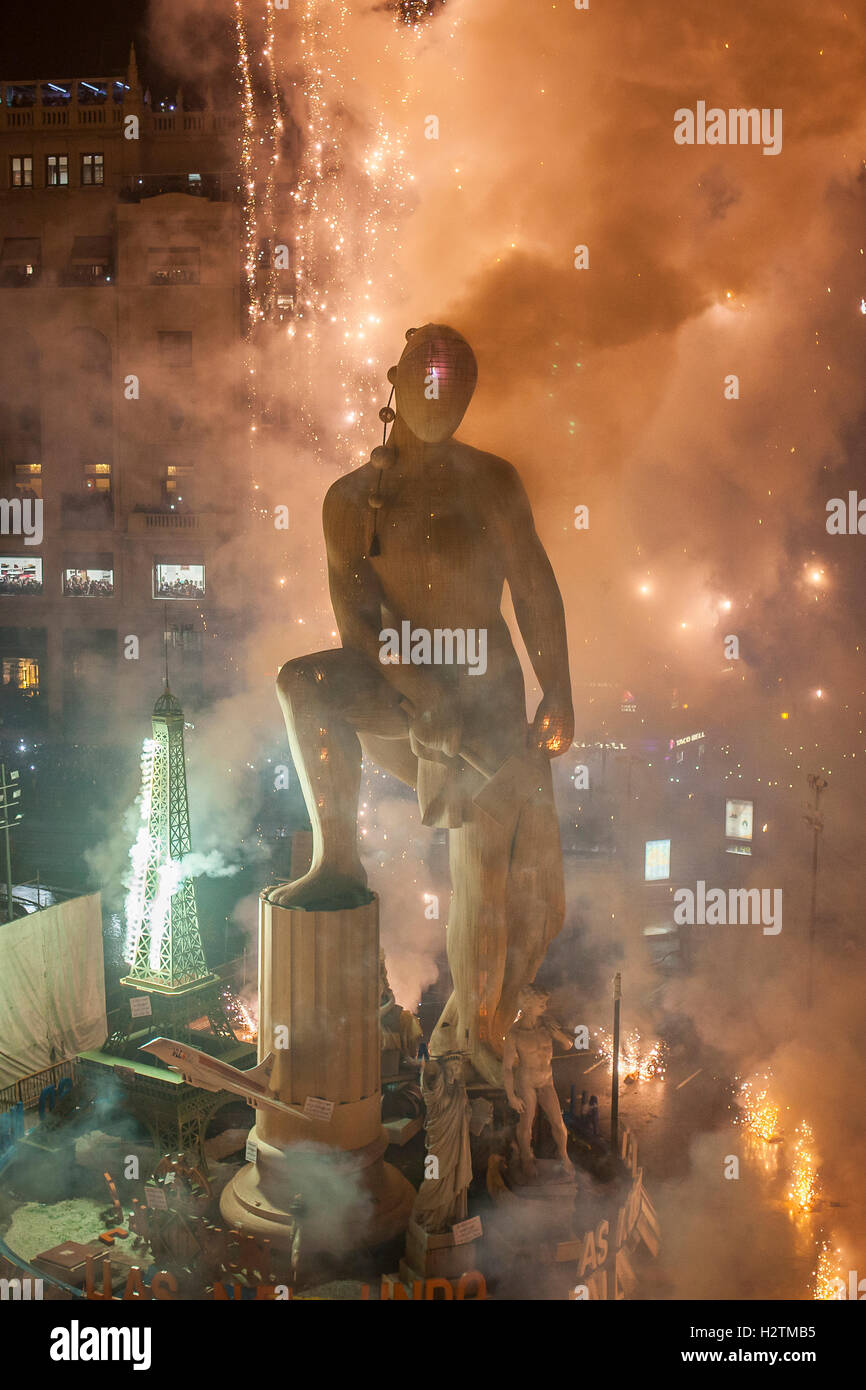 Crema, brennen, Falla der Plaza del Ayuntamiento und Feuerwerk, Fallas Festival, Valencia, Spanien Stockfoto