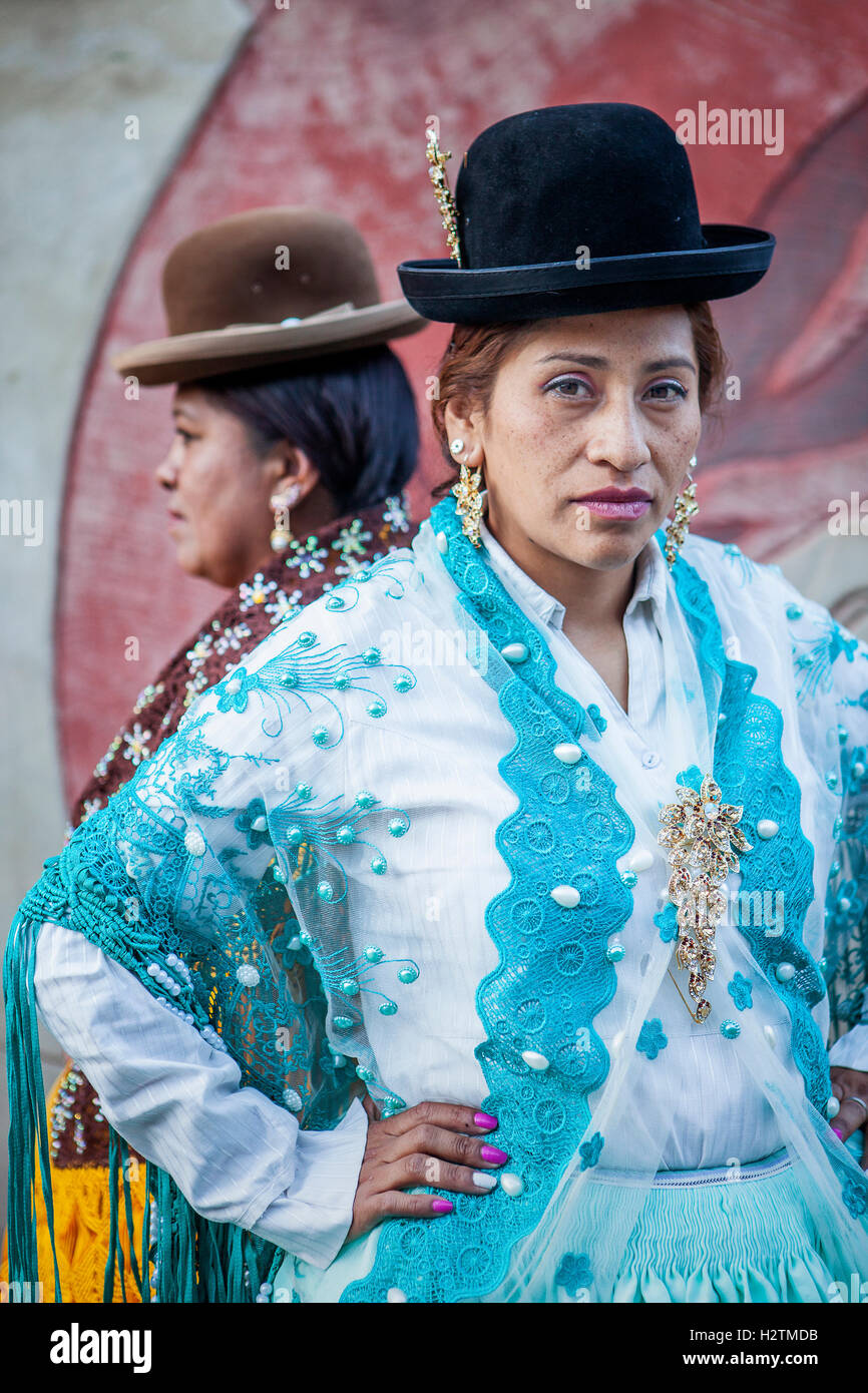 Bei richtigen Benita la Intocable Links at Angela la Folclorista, Cholitas Weibchen Ringer, El Alto, La Paz, Bolivien Stockfoto
