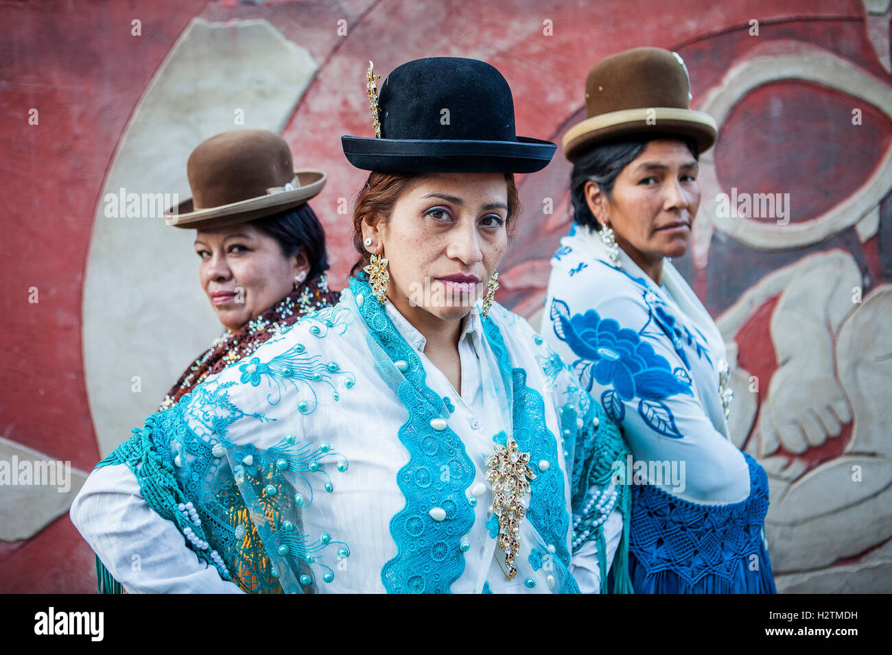 Am links Angela la Folclorista, in der mittleren Benita la Intocable und im richtigen Dina, Cholitas Weibchen Ringer, El Alto, La Pa Stockfoto