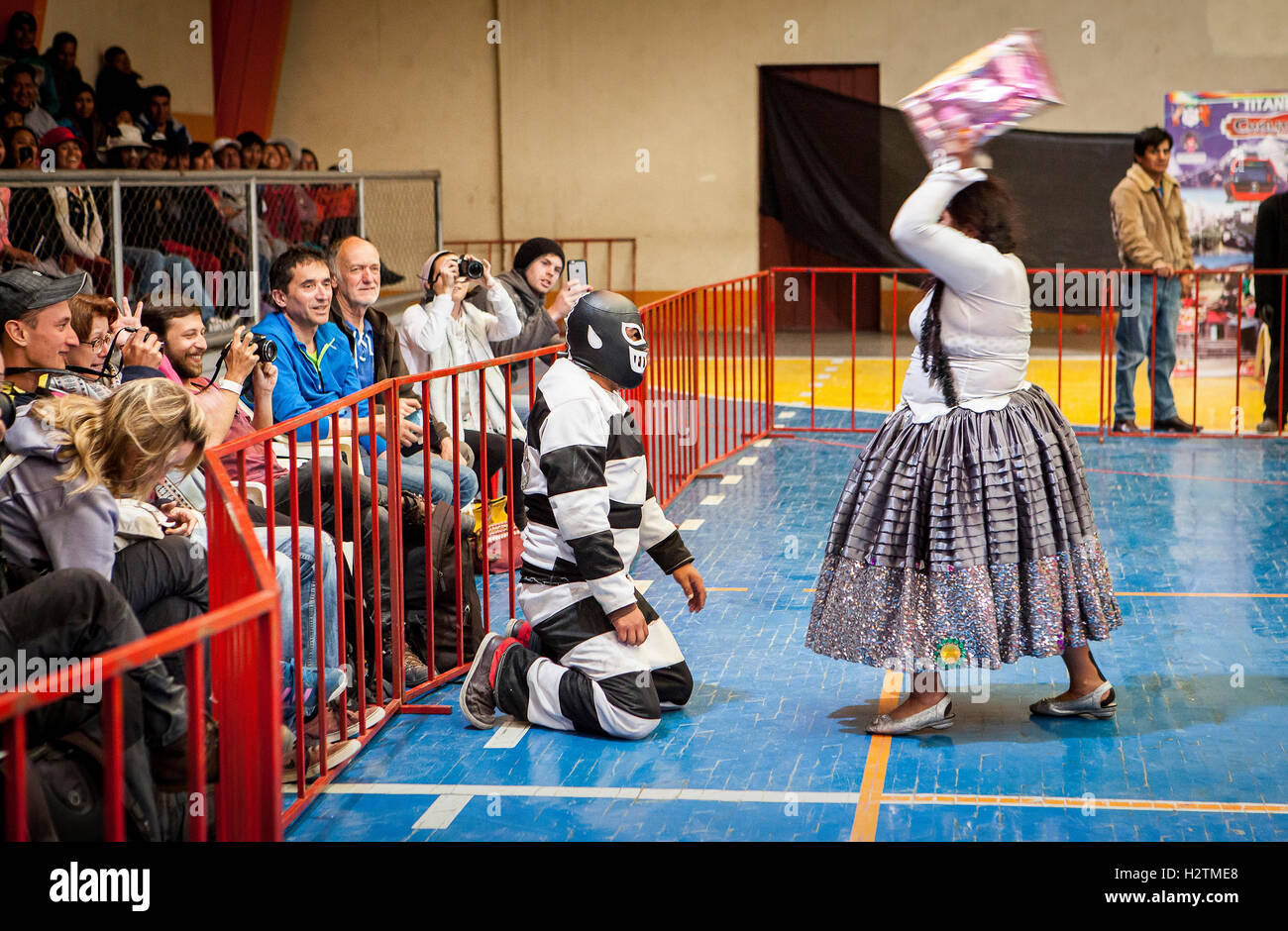 Lucha Libre. Kampf zwischen El Prisionero und Cholita Angela la Folclorista, Ringer, Sport center La Ceja, El Alto, La P Stockfoto