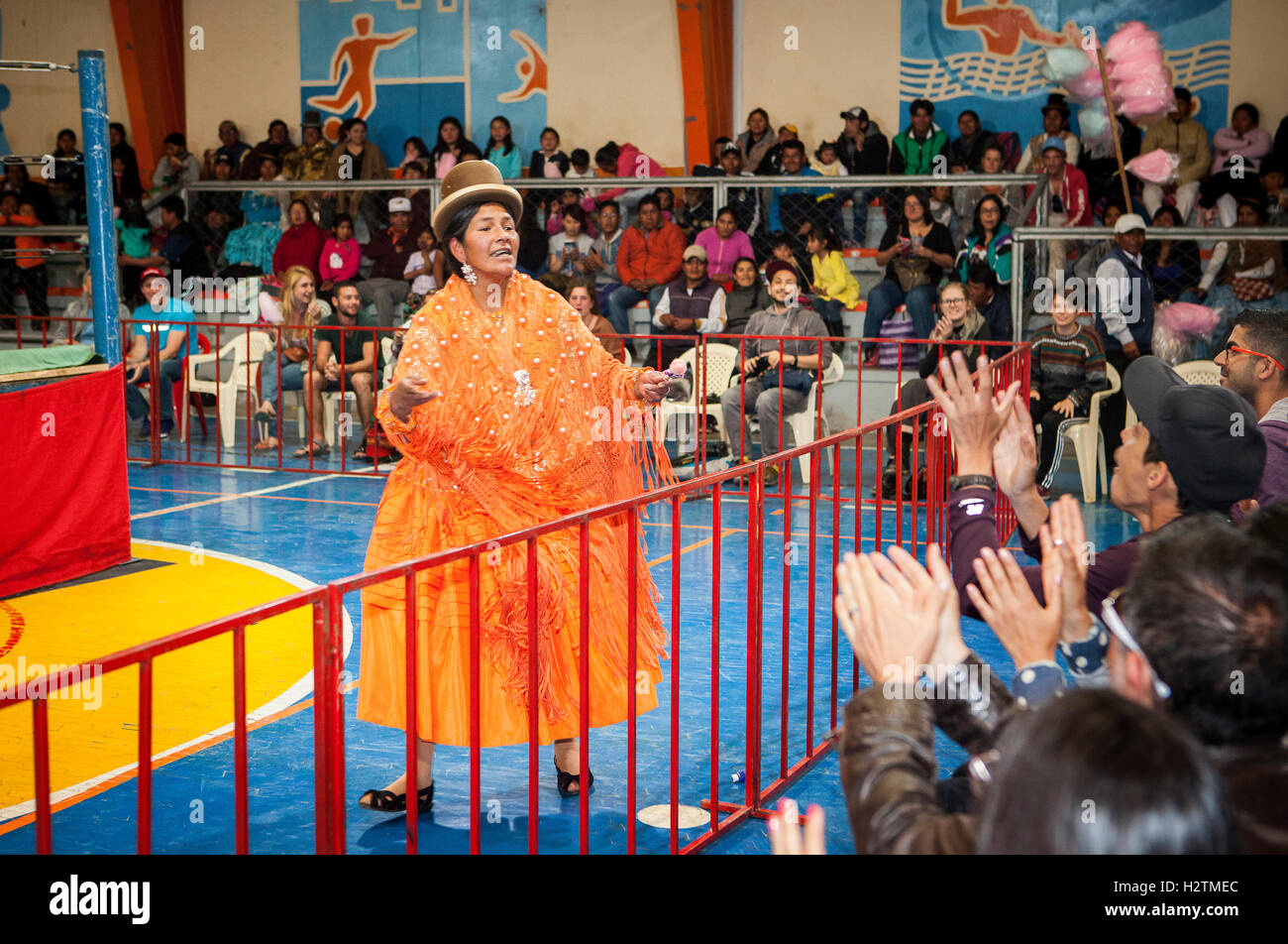 Lucha Libre. Dina, bejubelt von der Öffentlichkeit vor dem Start der Kampf, Cholitas Weibchen Ringer, Sport center La Ceja, El Alto Stockfoto