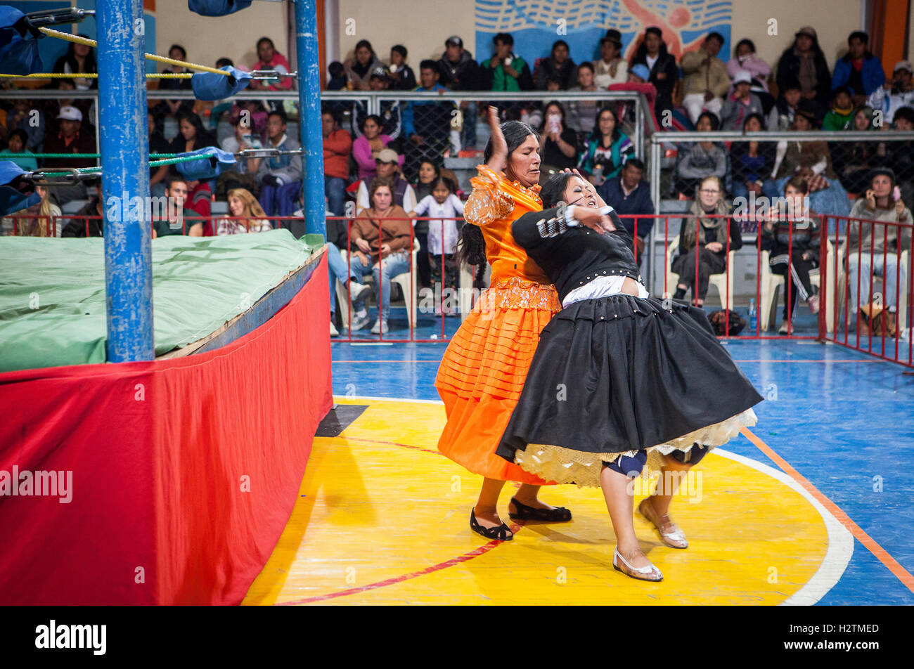 Lucha Libre. Kampf zwischen Dina mit orange Kleid und Julieta, Cholitas Weibchen Ringer Sport Zentrum La Ceja, El Alto, La P Stockfoto