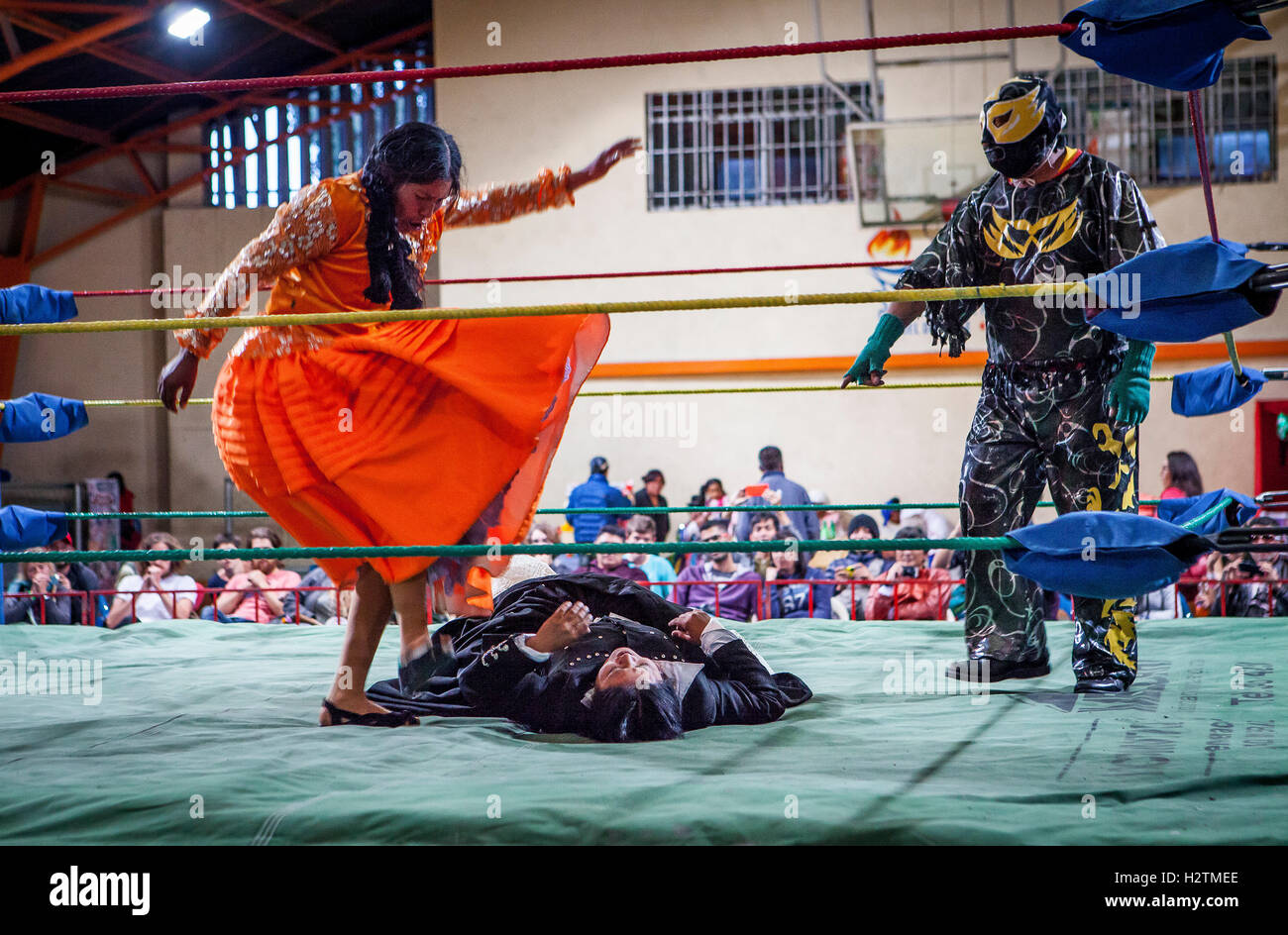 Lucha Libre. Kampf zwischen Dina mit orange Kleid und Julieta, Cholitas Weibchen Ringer mit einem Schiedsrichter Sport center La Cej Stockfoto