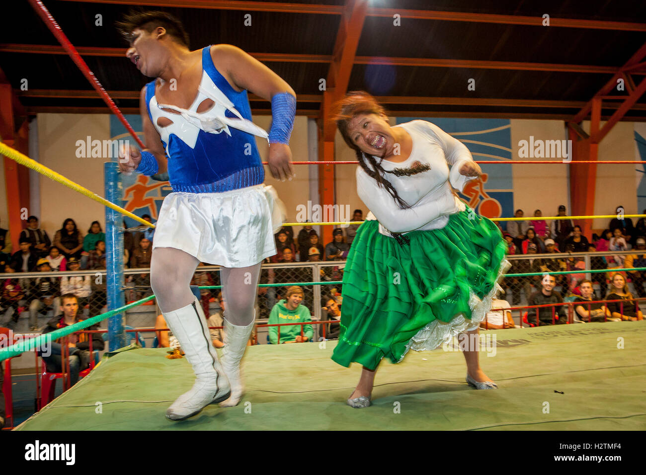 Lucha Libre. Kampf zwischen der Transvestit und Cholita Angela la Folclorista, Ringer, Zentrum Sport La Ceja, El Alto, L Stockfoto
