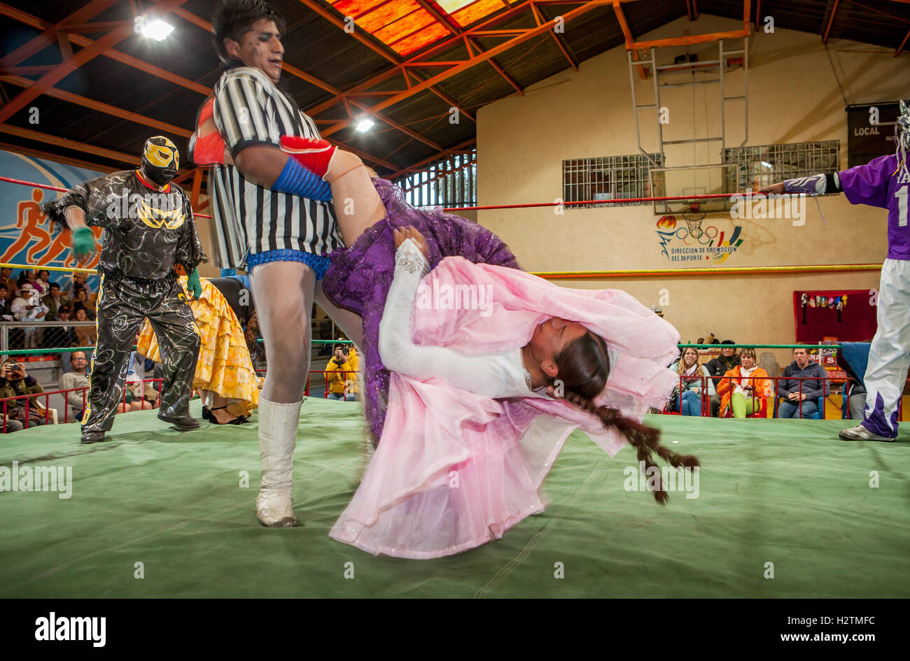 Lucha Libre. männlich und Cholita Celia la simpática Wrestler im Kampf, Sportzentrum La Ceja, El Alto, La Paz, Bolivien Stockfoto