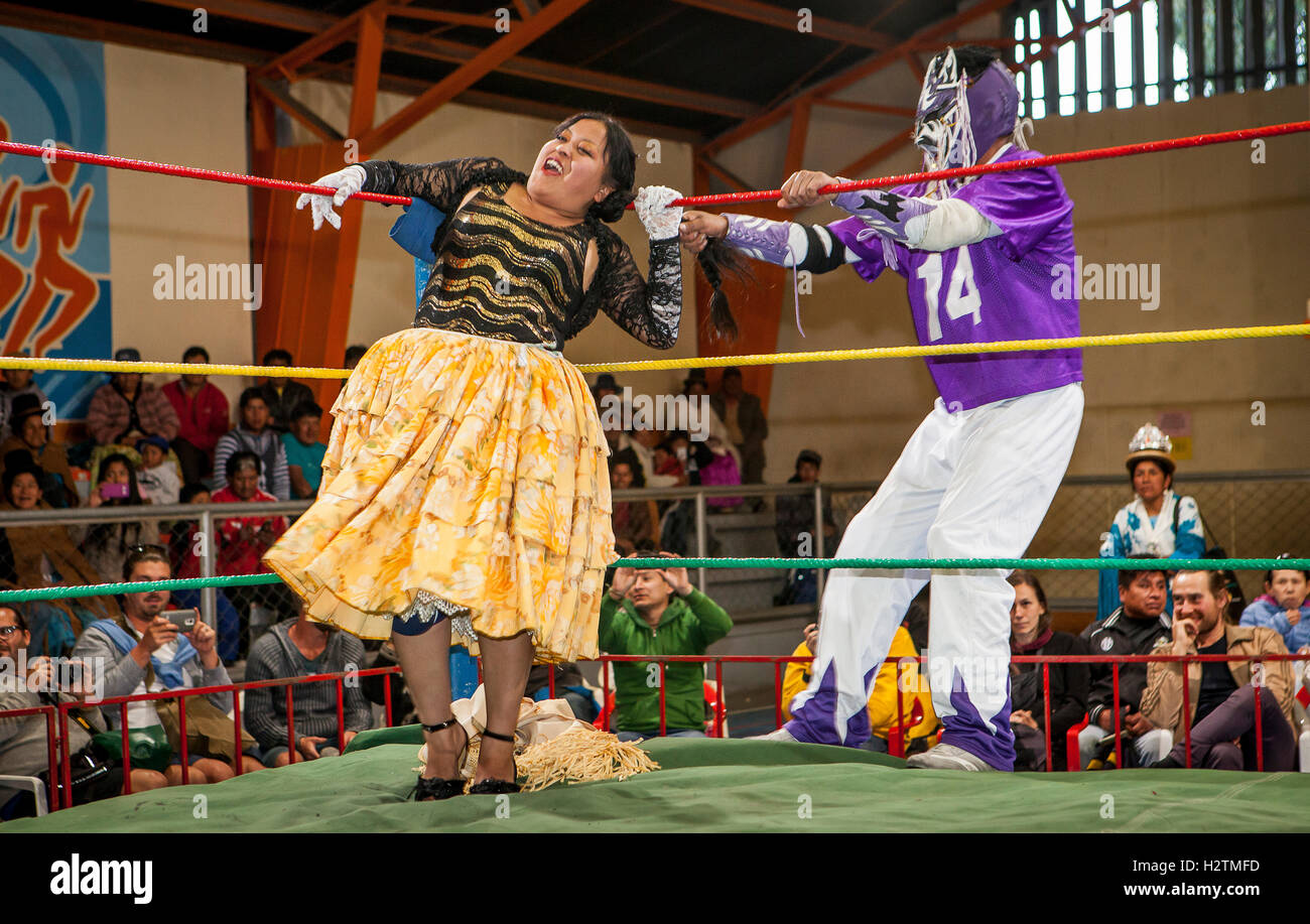 Lucha Libre. Männliche Kämpfer erstrecken sich die Haare von Cholita Julieta, Wrestler im Kampf, Sportzentrum La Ceja, El Alto, La Paz, Boli Stockfoto