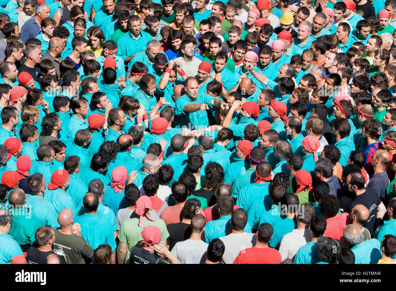 In der Mitte Mann Kommandeur der Gruppe. "Die Castellers" menschliche Turm, eine katalanische Tradition zu bauen. Vilafranca del Penedès. Barcelon Stockfoto