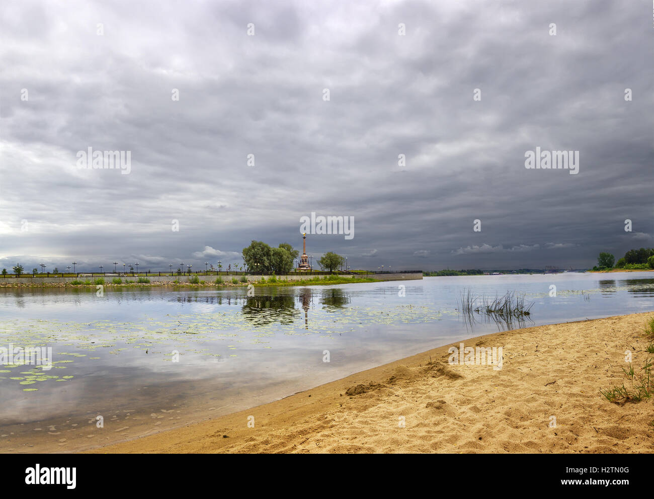 Bewölkter Himmel über dem Fluss mit Blick auf das Denkmal für 1000 Jahre des Jaroslawler Kotorosl. Der Blick von der Damanskii Insel. Stockfoto