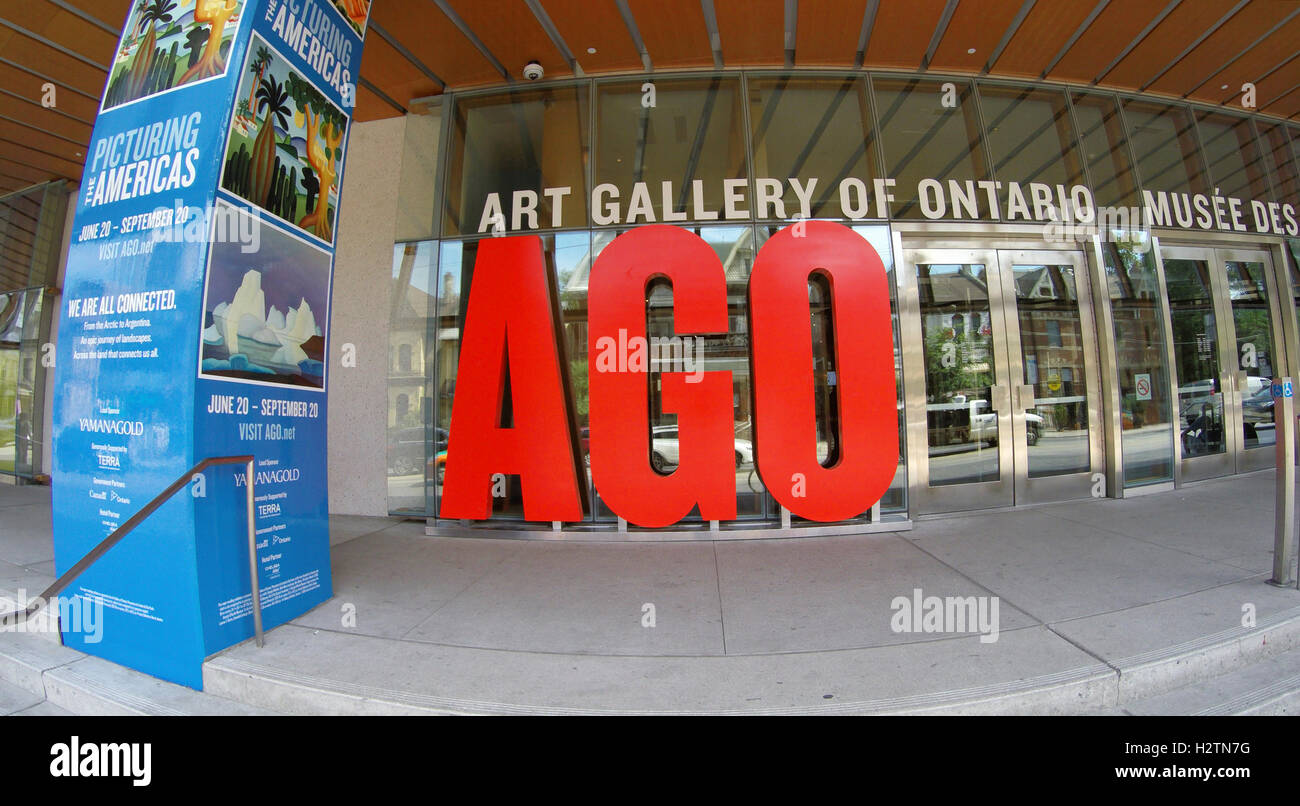 Eingang der AGO, Art Gallery of Ontario, mit Plakaten, die Ausstellung Picturing The Americas, auf Dundas Street West, Toronto, Kanada. Th Stockfoto