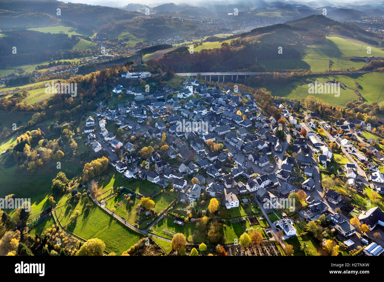 Luftaufnahme, Eversberg, altes Fachwerkhaus Dorf, Sauerland, Meschede, Sauerland, Nordrhein Westfalen Deutschland Europa Stockfoto
