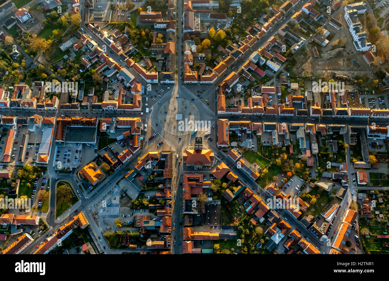 Luftbild, Marktplatz Neustrelitz mit dem Verkehr von einem Kreis, mit acht Achsen und runden Blumenbeet, Stadtplanung, Stockfoto