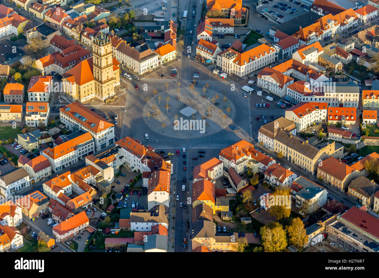 Luftbild, Marktplatz Neustrelitz mit dem Verkehr von einem Kreis, mit acht Achsen und runden Blumenbeet, Stadtplanung, Stockfoto