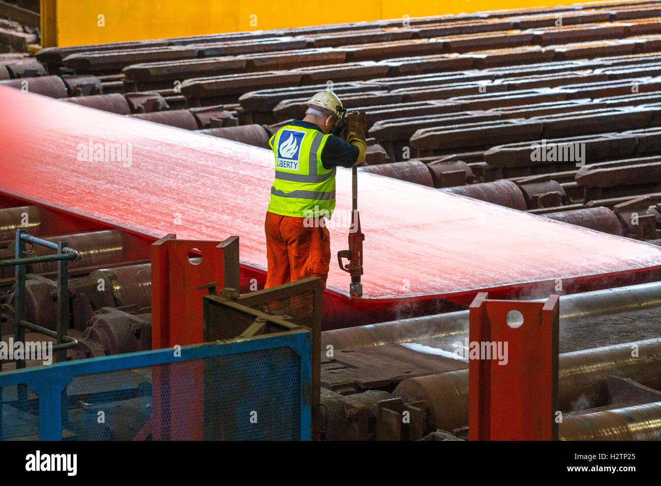 Rote heiße Stahl in Stahlwerken gedrückt Stockfoto