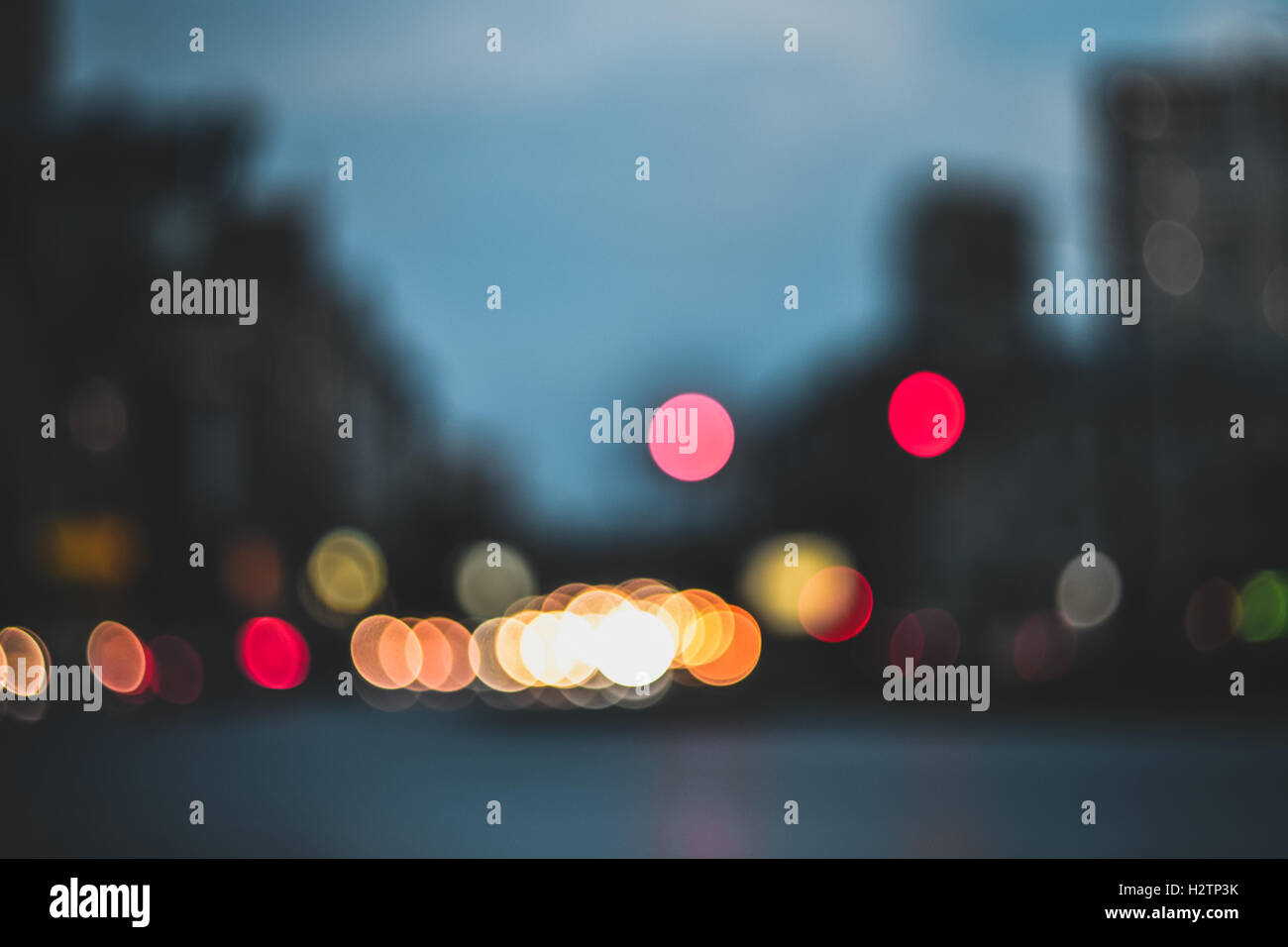 Verschwommene Abend Stadtstraße leuchtet Hintergrund Stockfoto