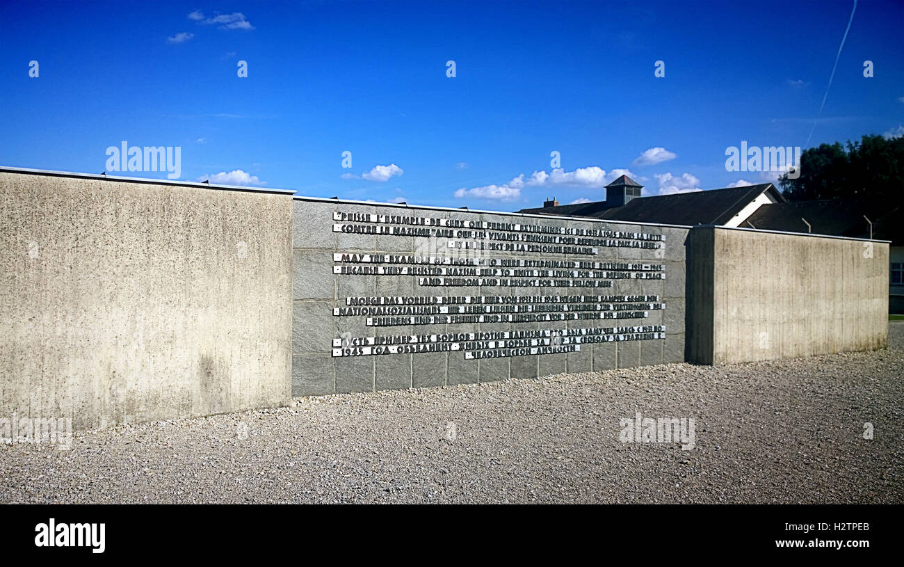 Dachau, Deutschland - Konzentrationslager, Inschrift des internationalen Mahnmals, Gedenktafel auf dem Roll-Call-Bereich Stockfoto