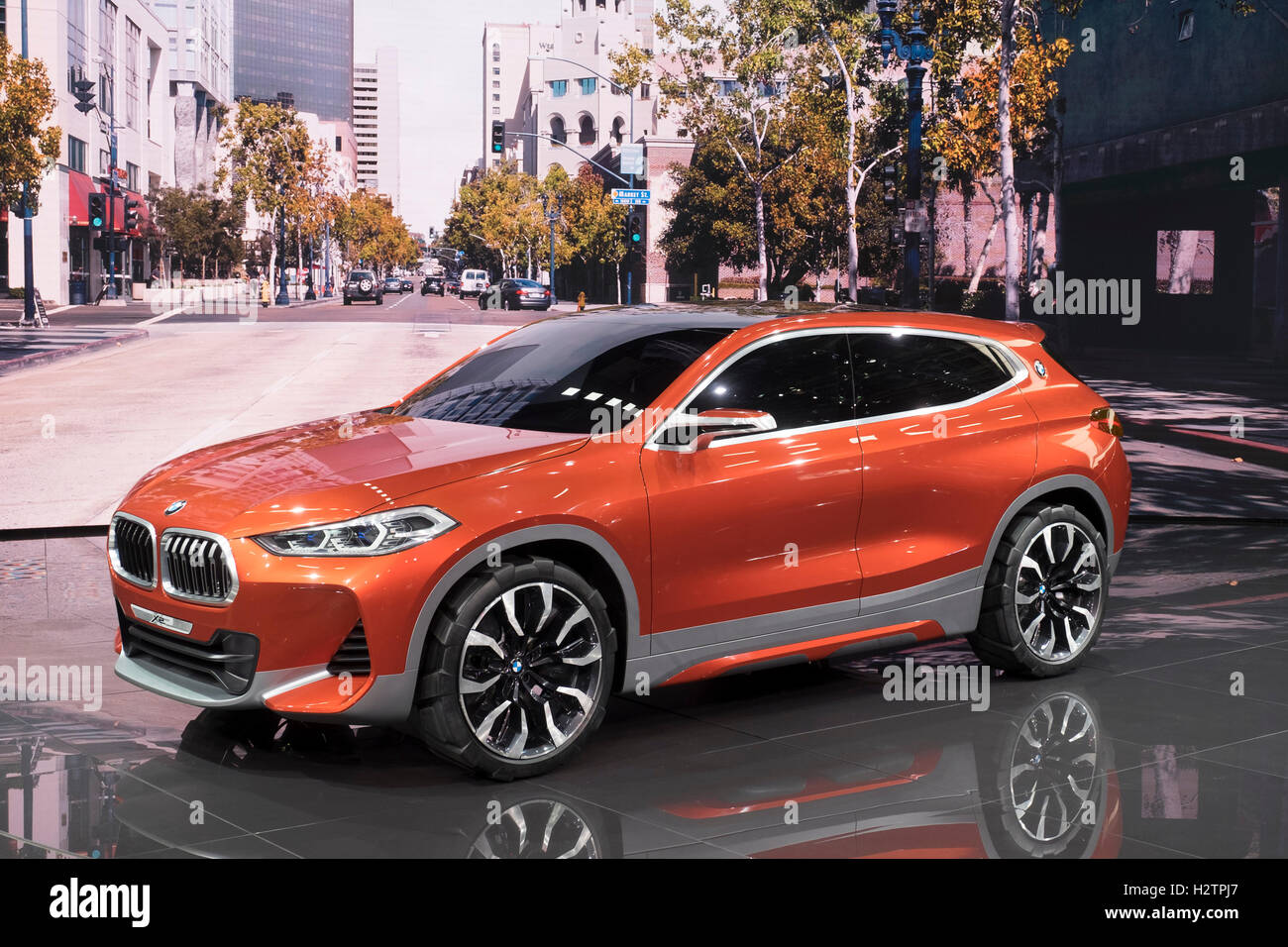 Blick auf die Weltpremiere des BMW X 2 Konzept SUV auf der Paris Motor Show 2016 Stockfoto