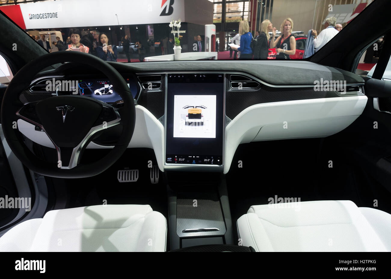 Inneren Dashboard-Ansicht des Tesla Model X auf der Paris Motor Show 2016 Stockfoto
